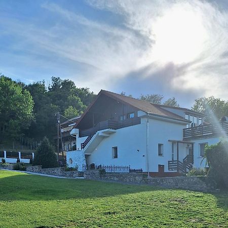 Holling Apartman Fertoboz Exterior photo