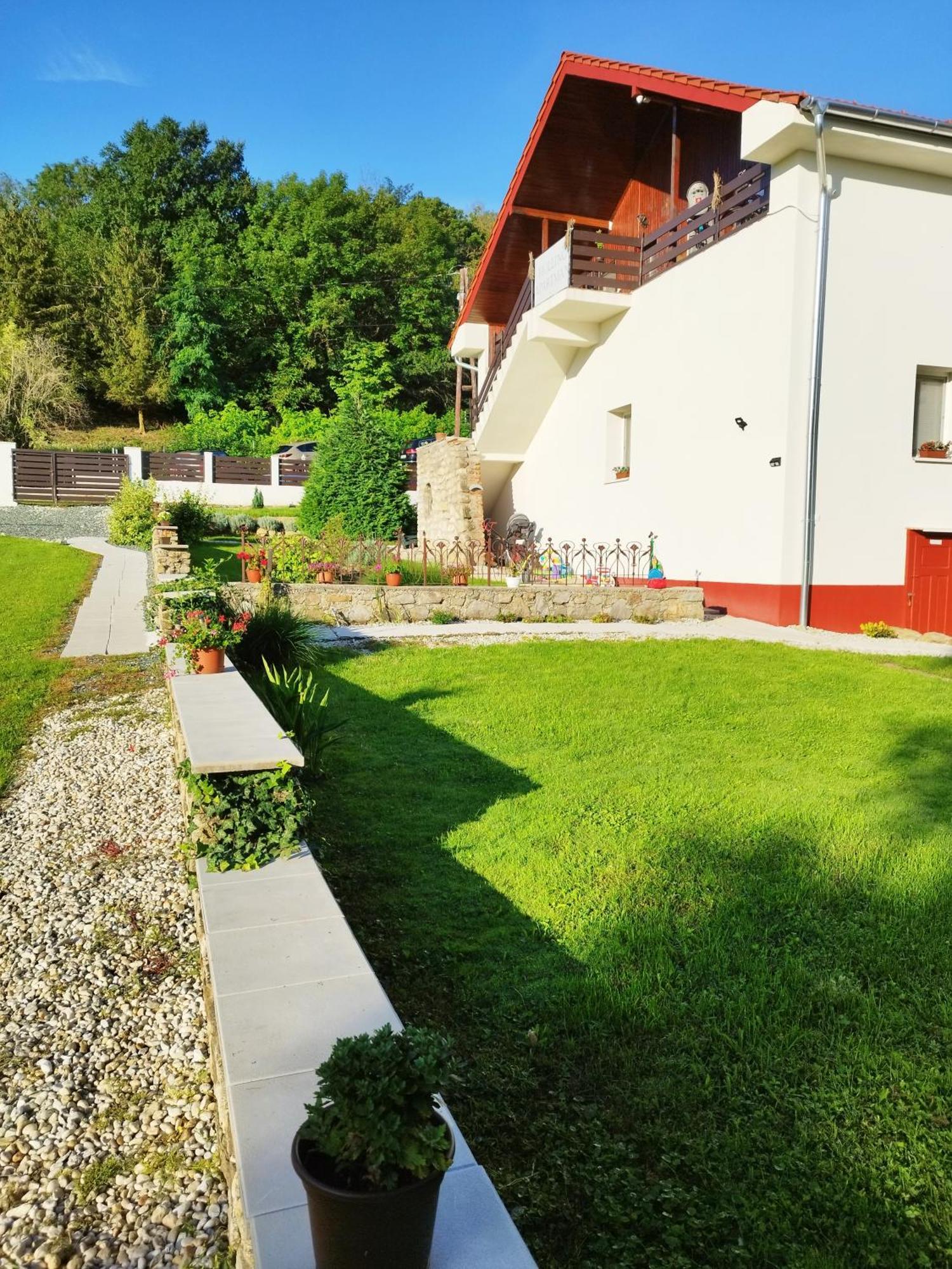 Holling Apartman Fertoboz Exterior photo