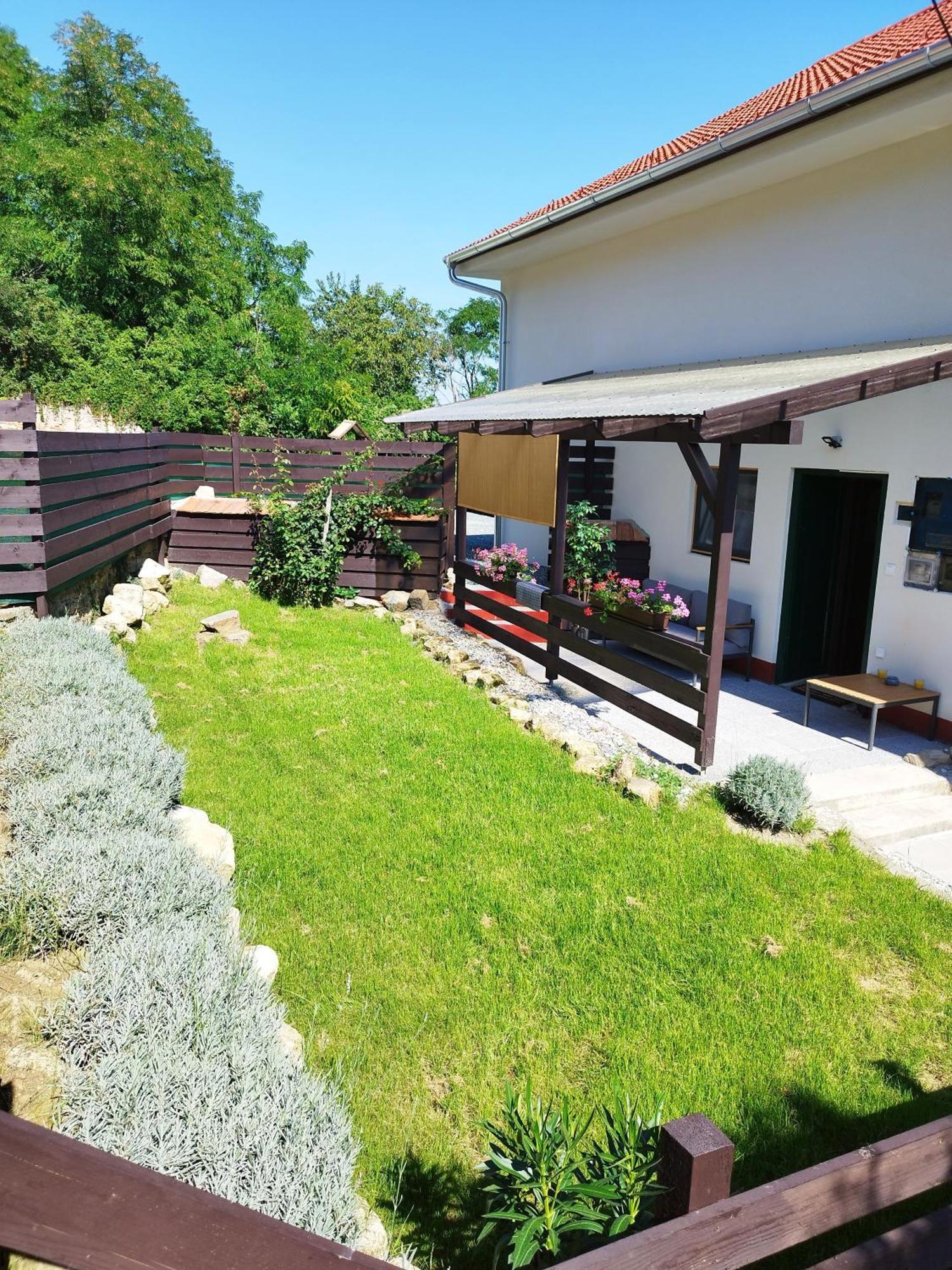 Holling Apartman Fertoboz Exterior photo